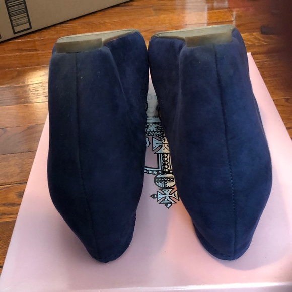 Navy faux suede wedges. 3 inches tall. - Picture 4 of 4